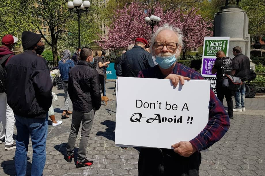 El activista pro marihuana Dana Beal regaló cigarrillos de cannabis a quienes se vacunaron en Nueva York.