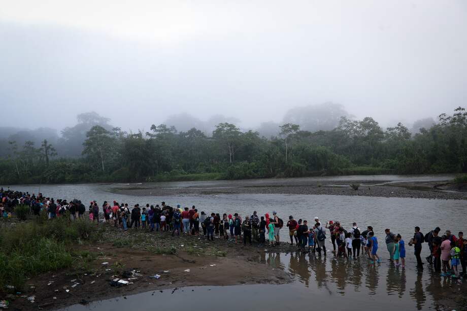 Miles de personas migrantes hacen fila a la llegada al pueblo de Bajo Chiquito en Panamá.