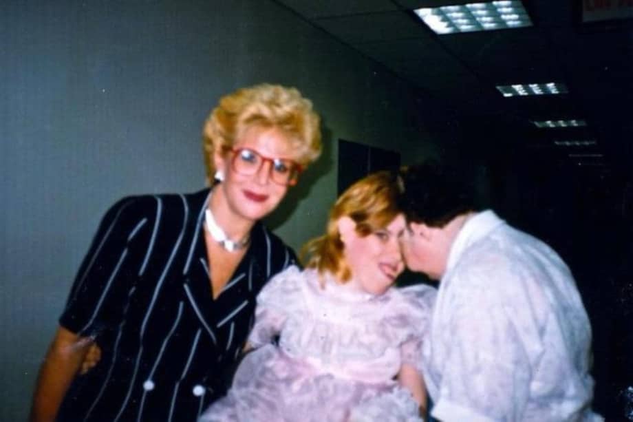 Los siameses Lori y George Schappell junto a Sally Jessy Raphael, conductora de programa de entrevistas estadounidense.