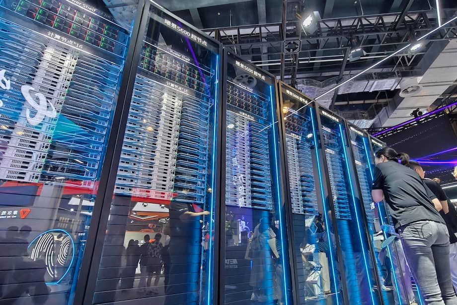 Los centros de datos existen desde hace décadas, consumiendo electricidad sin cesar para garantizar que todo, desde tu serie favorita en streaming hasta tu pedido de supermercado online, funcione a la perfección.