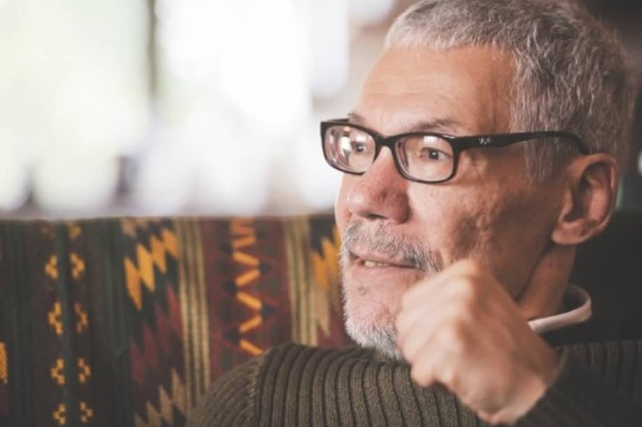 Roberto Burgos Cantor, en su casa de Bogotá, hablando de literatura, evocando a Luis Carlos 'El tuerto' López, a Rafael Núñez y a Nieto Arteta. / Archivo