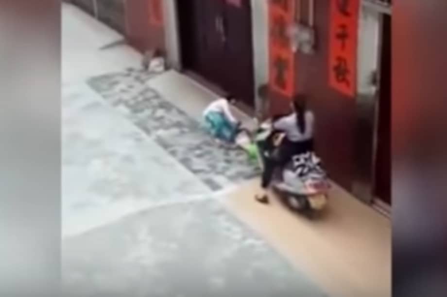 Conmoción en China por mujer que pasa por encima de las piernas de una niña con su moto