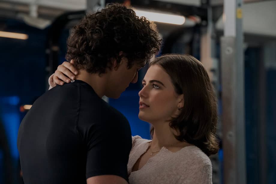 Garrett (Belmont Cameli) y Hannah (Ella Bright), protagonistas de Off Campus.