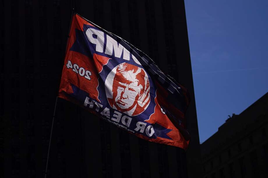 Una bandera frente al Tribunal de Manhattan ondea mensajes de apoyo a favor de Trump y el juicio penal que deberá enfrentar por supuestamente haber violado las leyes electorales.