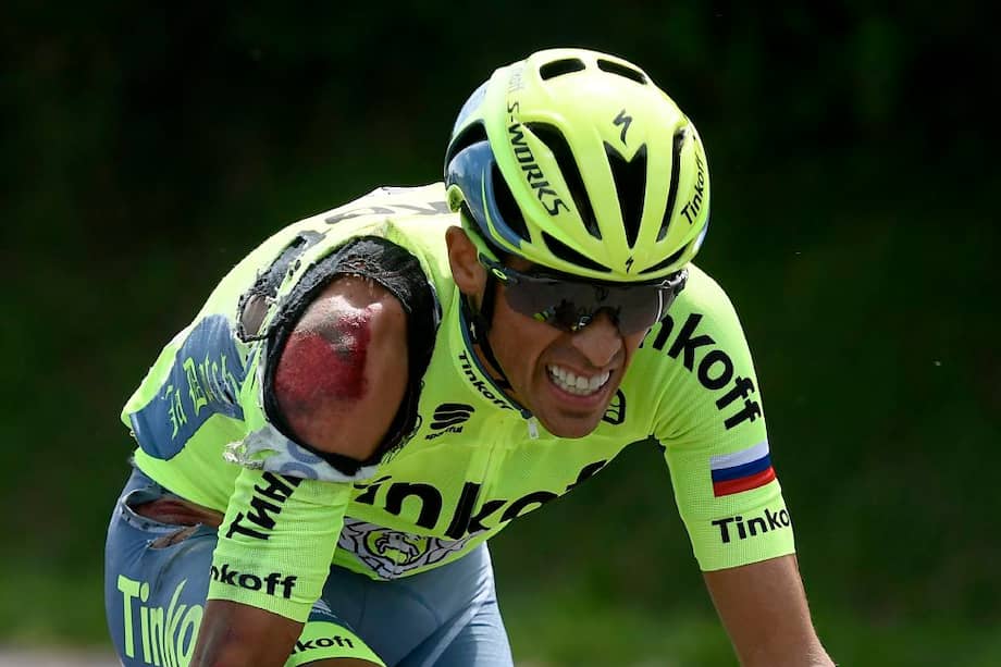 El español Alberto Contador tras la caída en la primera etapa del Tour de Francia.