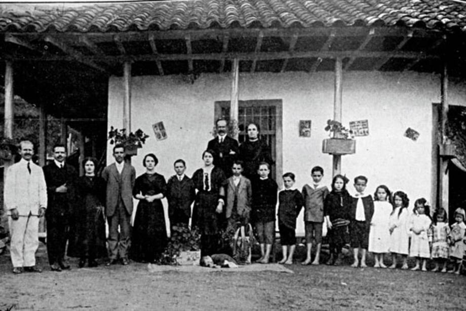 Diez y nueve retoños/ Aniversario