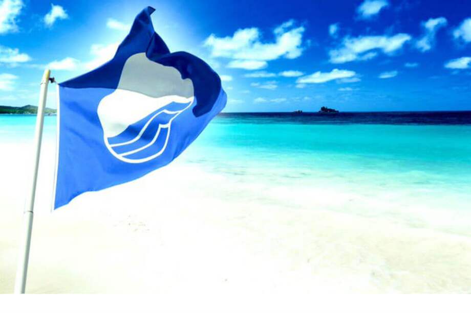 Los criterios que una playa con Bandera Azul debe cumplir se dividen en cuatro grandes bloques: información y educación ambiental, calidad del agua, gestión Ambiental y seguridad y servicios. / Tomada de Twitter @AmaliaVsquez3