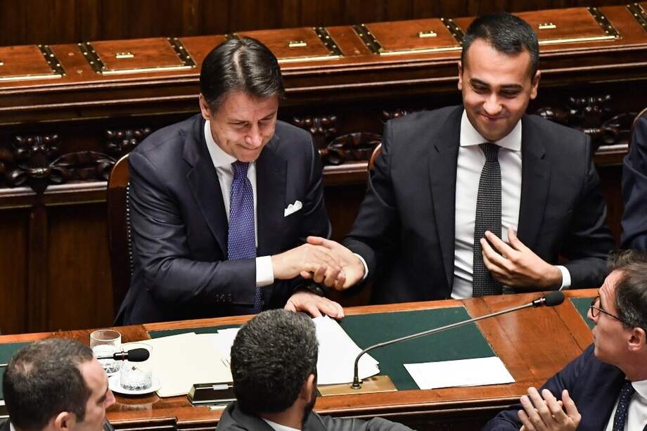 Giuseppe Conte, primer ministro italiano, junto con el líder del Movimiento 5 Estrellas, Luigi di Maio. / AFP
