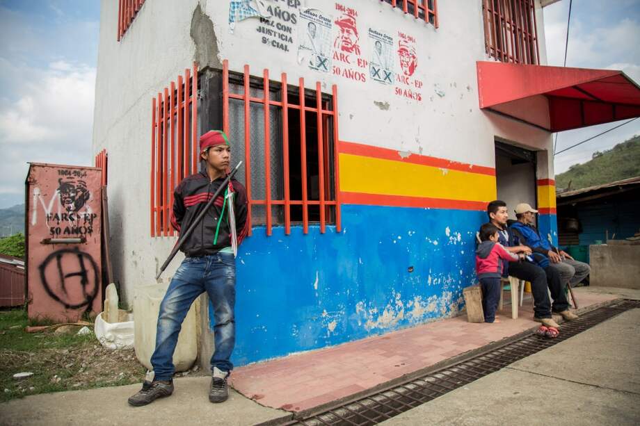 En la vereda El Tierrero, lugar del combate entre la Policía y las Farc, se ven grafitis alusivos a “Manuel Marulanda” y “Alfonso Cano”. / César Romero - Centro Nacional de Memoria Histórica