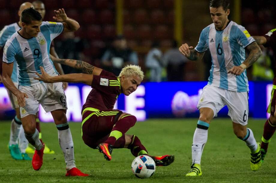 Alberto Peñaranda (c), de Venezuela, disputa el balón ante Erik Lamela (i) y Lucas Biglia, de Argentina. / EFE
