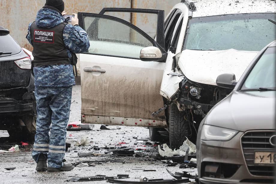 Un policía ruso trabaja cerca de un automóvil destruido tras la explosión de un artefacto colocado bajo el vehículo en una zona residencial de Moscú, Rusia, el 22 de diciembre de 2025.