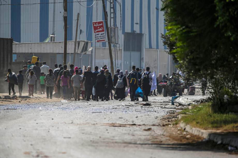 Los residentes evacúan a pie el norte de la Franja de Gaza, tras la última advertencia israelí, en medio de un aumento de las operaciones militares en la zona.