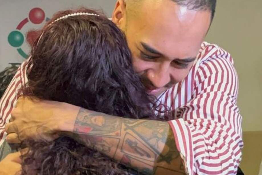 Después de 23 años, madre e hijo se vuelven a reencontrar.