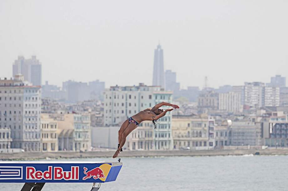 Uno de los saltos de Orlando Duque, con el gran panorama de La Habana. / Fotos: oficina de prensa de Red Bull