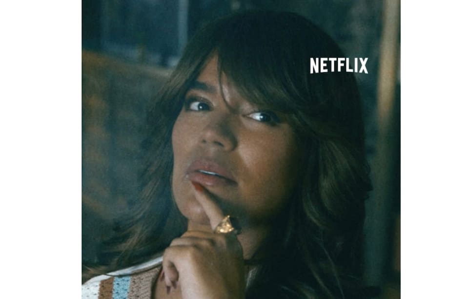 Karol G le da vida a Carla en la serie de Netflix, 'Griselda Blanco'.