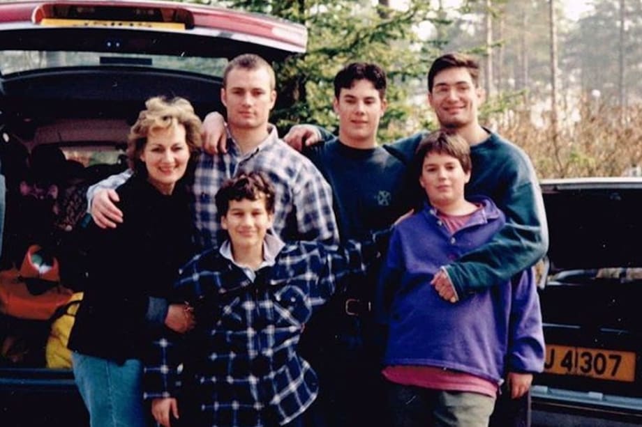 El actor británico, famoso en el mundo por su papel de Superman, recordó que le pedía a sus padres que lo sacaran del internado.