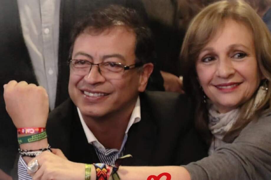 Gustavo Petro y Ángela María Robledo se pusieron las manillas de campaña de Sergio Fajardo y Humberto de la Calle. / Twitter: @angelamrobledo