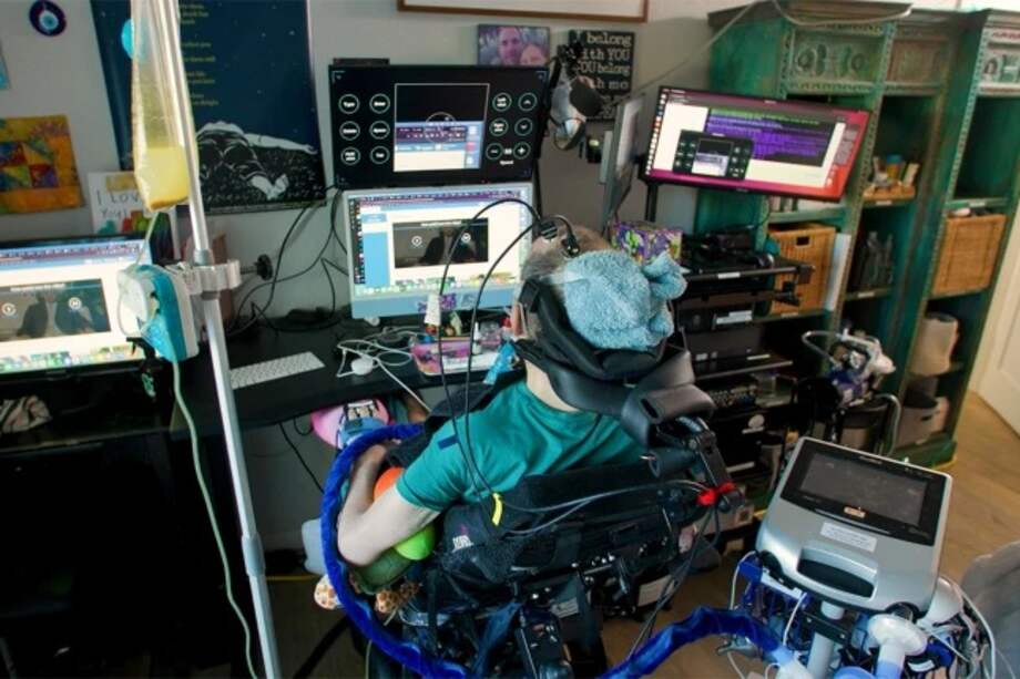 Casey Harrell utilizando la interfaz cerebro-ordenador en su casa.