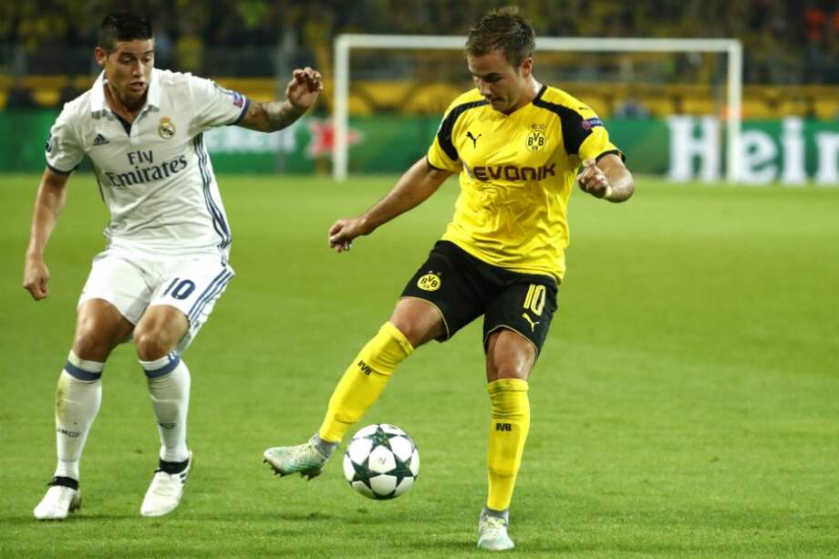 El '10' de Real Madrid, el colombiano James Rodríguez, y el '10' del Borussia Dortmund, el alemán Mario Götze. / AFP