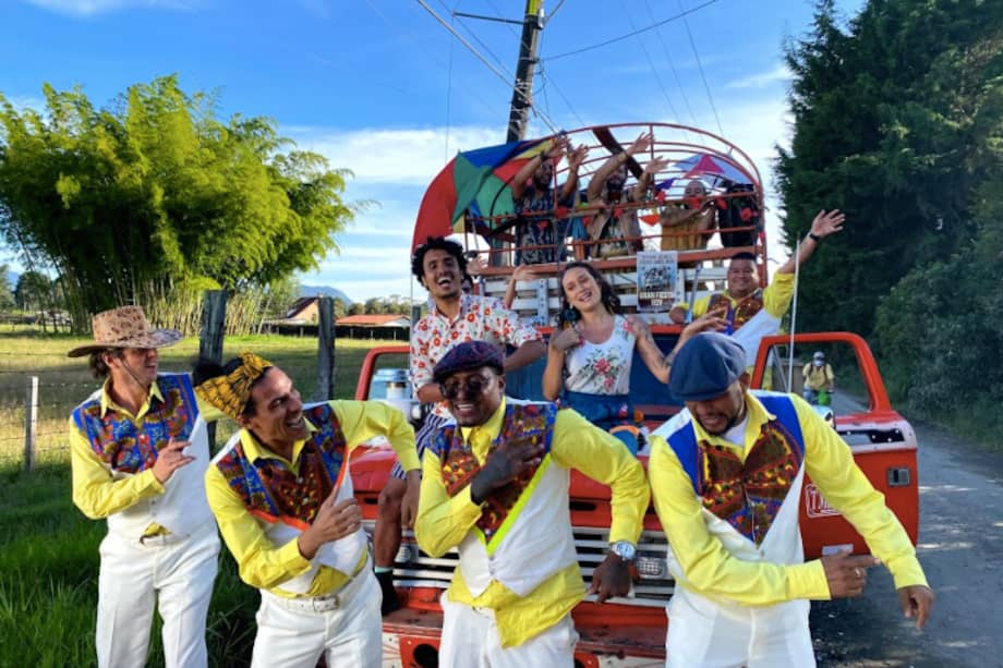 Para Systema Solar y Puerto Candelaria Colombia (para ellos Kolombia) es un país alegre, con sonidos únicos, y con personas que sin importar cuáles sean los contratiempos, siempre buscan la manera de llegar donde se lo proponen.