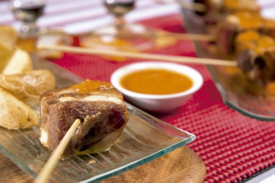 Costillas de cerdo ahumadas con salsa barbecue de panela y ron