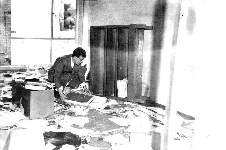 Guillermo Cano buscando documentos entre los escombros del incendio.