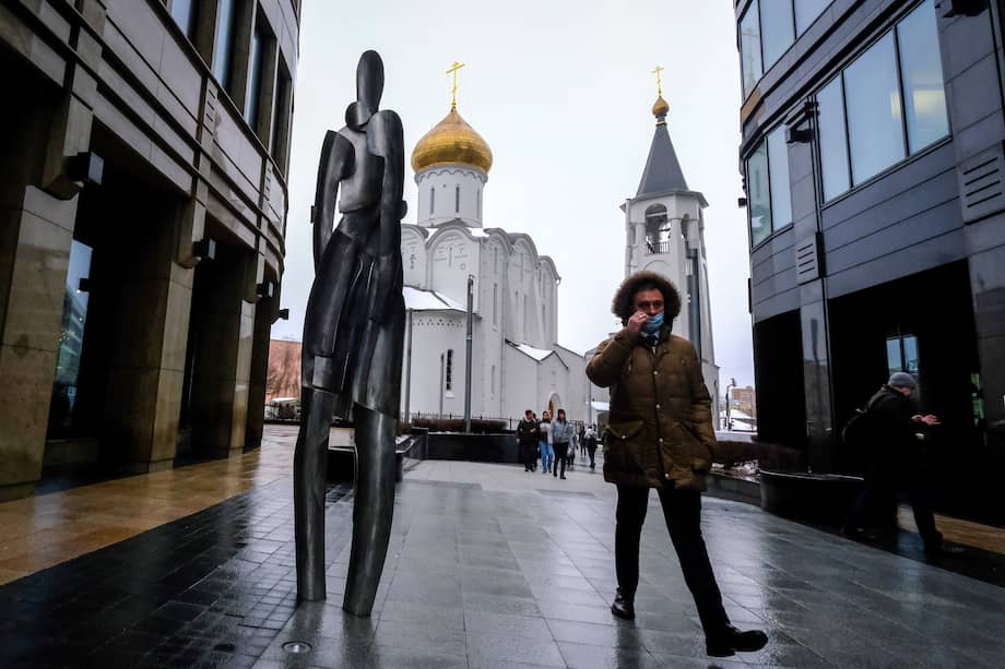 El estudio fue realizado con 1.600 encuestados, de los que solo el 23 % consideró que la aparición del coronavirus se debió a un fenómeno natural “sin intervención humana”.