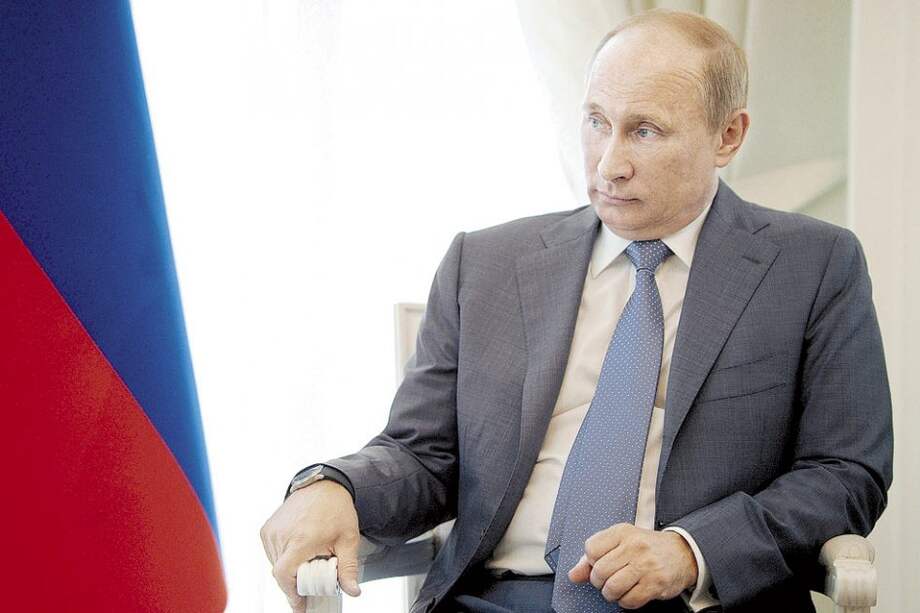 Los ingresos petroleros actuales le impedirían al presidente ruso Vladimir Putin cumplir sus promesas electorales. / AFP