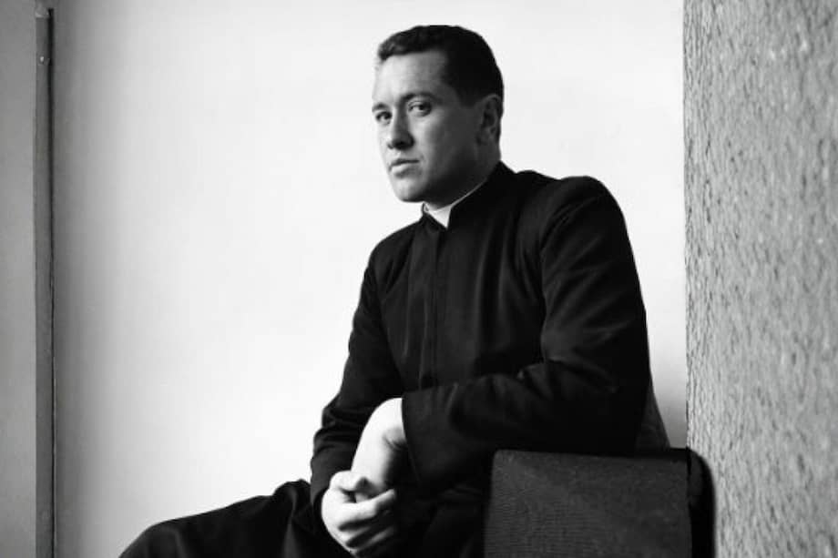 Este domingo Camilo Torres Restrepo fue recordado en una misa y un acto conmemorativo de su vida como sacerdote, estudiante, profesor, capellán y creador de la Facultad de Sociología de la Universidad Nacional, donde se hizo amigo de Gabriel García Márquez. Nació en Bogotá el 3 de febrero de 1929 y murió en Patio Cemento, Santander, el 15 de febrero de 1966, como alzado en armas de la guerrilla ELN. Aquí en una imagen de Archivo de la Arquidiócesis de Cali.