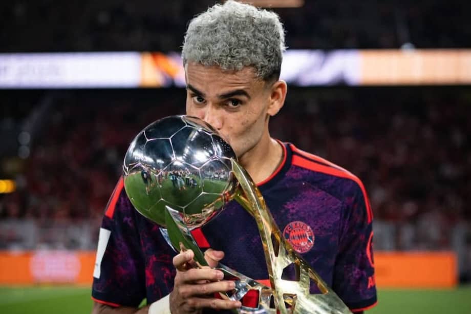 Luis Díaz besa el trofeo de la Supercopa de Alemania, la segunda que gana desde que llegó a Bayern Múnich.