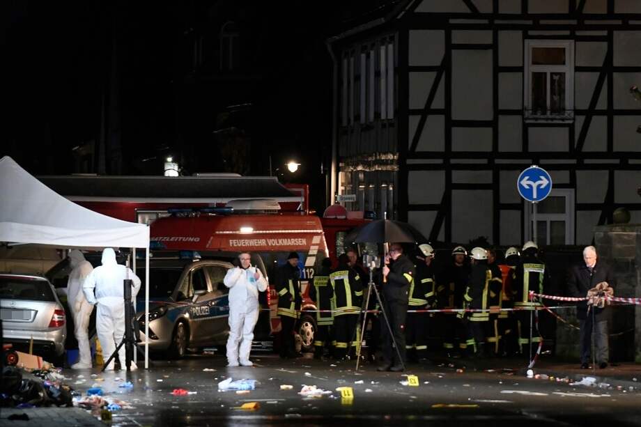 El vehículo se había saltado previamente la prohibición de circular por esa zona, cerrada al tráfico por las celebraciones. / AFP