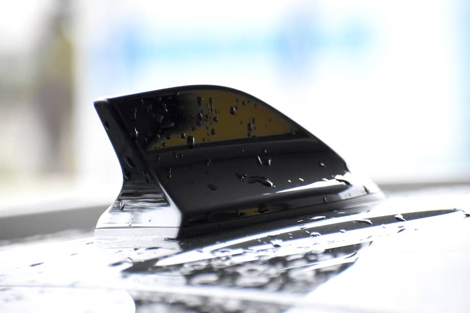 Su forma reduce la resistencia al aire frente a las antenas tradicionales y ayuda a disminuir turbulencias y ruidos a alta velocidad.