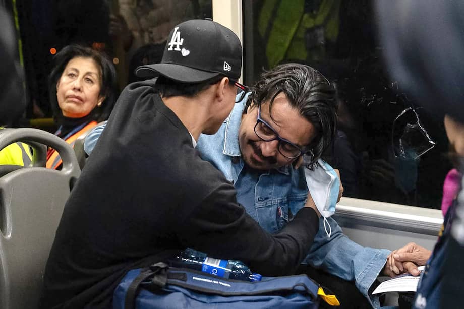 Fotografía cedida por la Cancillería de Colombia que muestra al activista colombiano Franklin Humberto Coral (d), conocido como Beto Coral, tras su llegada desde Estados Unidos.