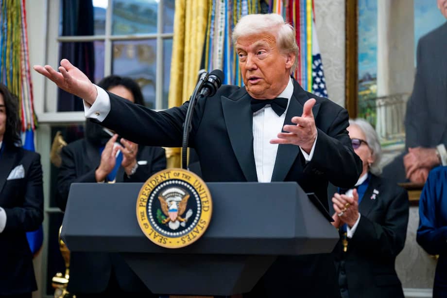 El presidente de EE. UU., Donald Trump, entrega una medalla al artista de música country y homenajeado del Kennedy Center 2025.