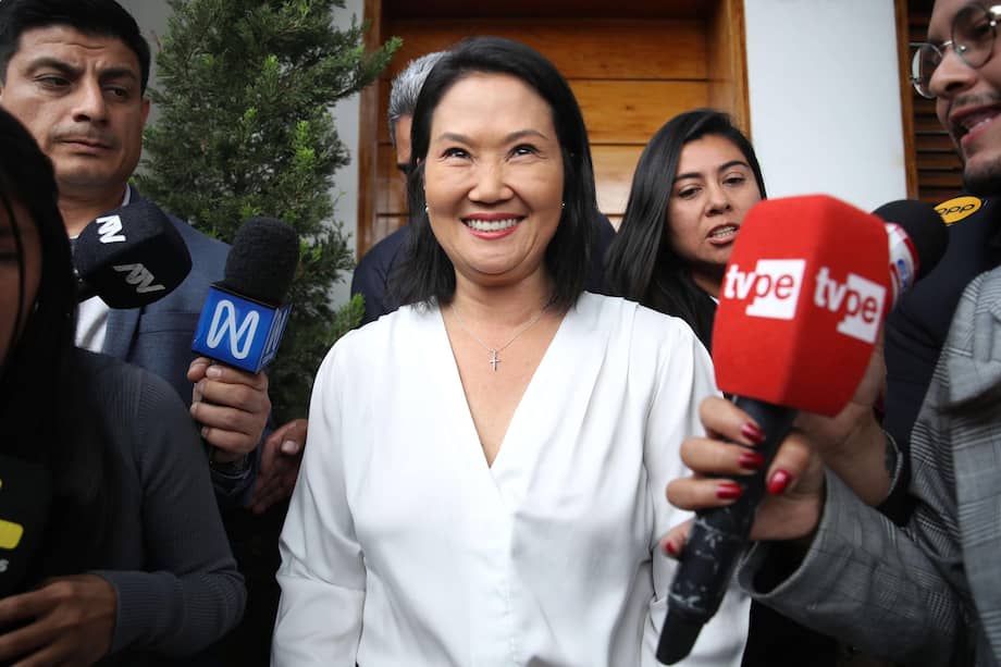 La candidata derechista Keiko Fujimori habla con periodistas este miércoles, en Lima (Perú).