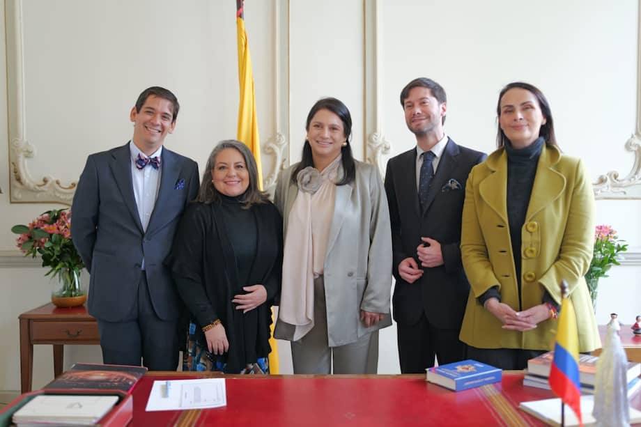 Andrés Rafael Ramos (i) y Sergio Esteban Vélez (d), se posicionaron hoy en sus cargos de liderazgo frente a Paola Holguín, ministra de las Culturas.