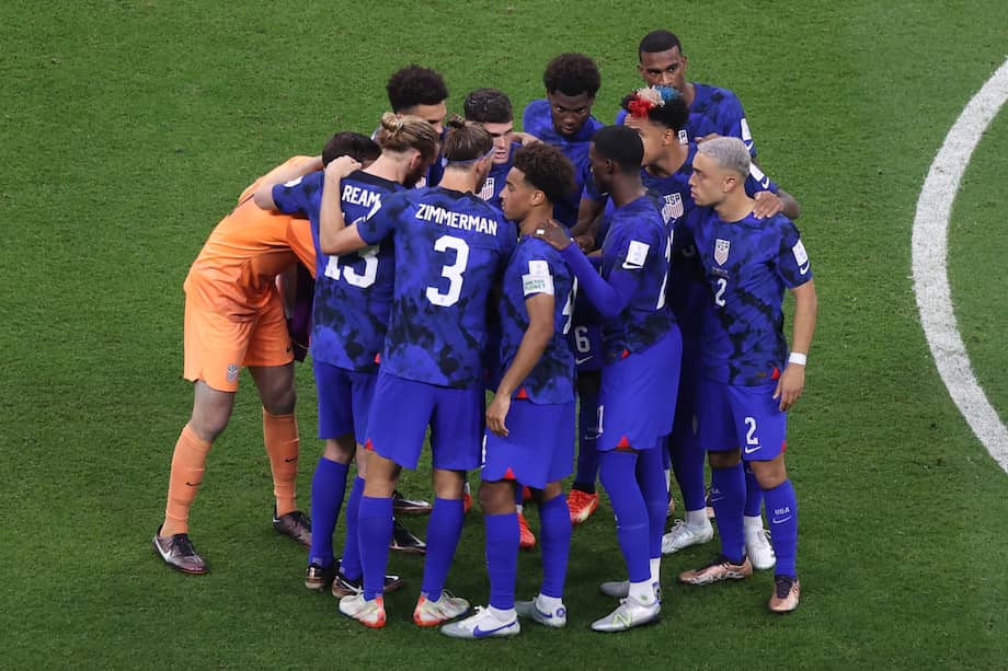 La selección de Estados Unidos empató frente a Gales e Inglaterra y se jugará la clasificación el martes, contra Iran. EFE/EPA/Mohamed Messara