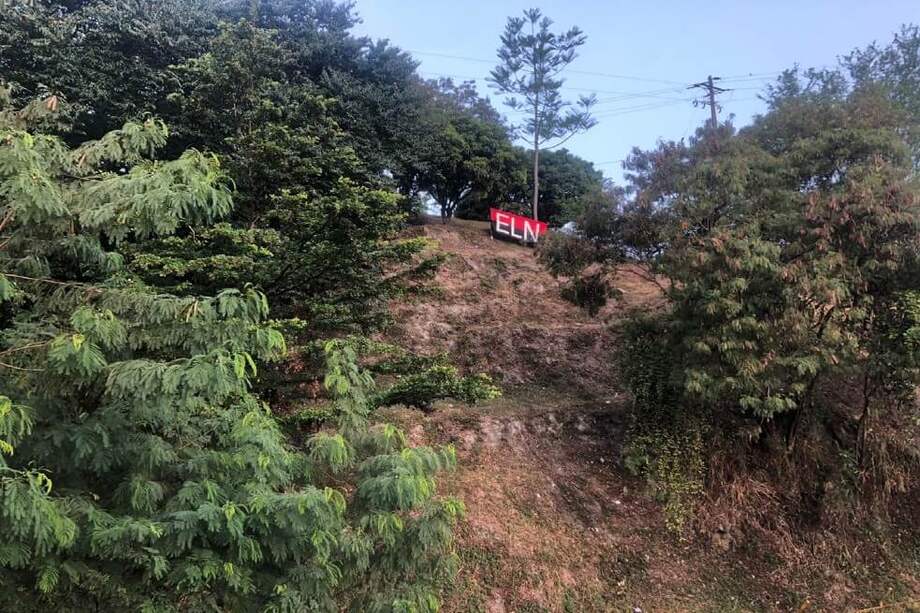 La bandera fue encontrada en la cima del Cerro Nutibara. / Twitter: @jorgezuluagao