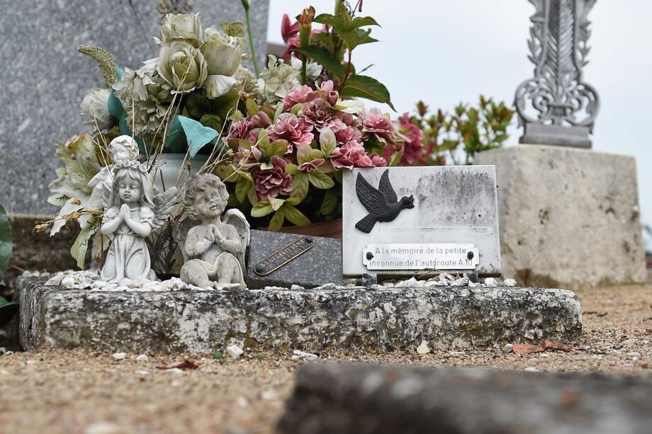 Durante años depositaron flores en la tumba anónima de la pequeña, sin esperar que el crimen se resolviera.
/ AFP