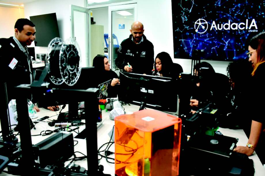 El equipo de AudacIA, centro de desarrollo tecnológico e innovación en inteligencia artificial y robótica de Unisimón, ha obtenido cuatro patentes. / Moisés Carrillo M.