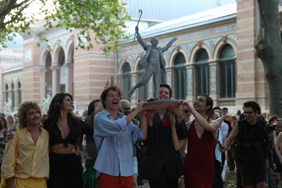 Acción performática 'Saca Nocturna' para recordar algunos de los lugares vinculados a Federico García Lorca, cuando se cumple el 90 aniversario de su fusilamiento, este lunes en el Parque de El Retiro, en Madrid.