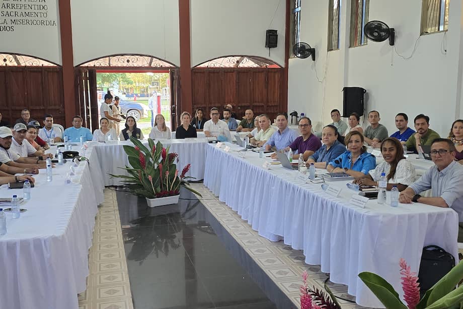 Foto donde se ve a las delegaciones más los acompañantes internacionales. Mendoza es el tercero de izquierda a derecha.