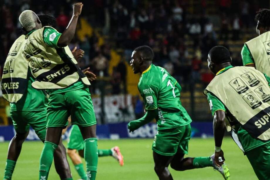 Los jugadores de Real Cundinamarca celebran junto a Bayron Caicedo (centro) su gol ante Cúcuta Deportivo.