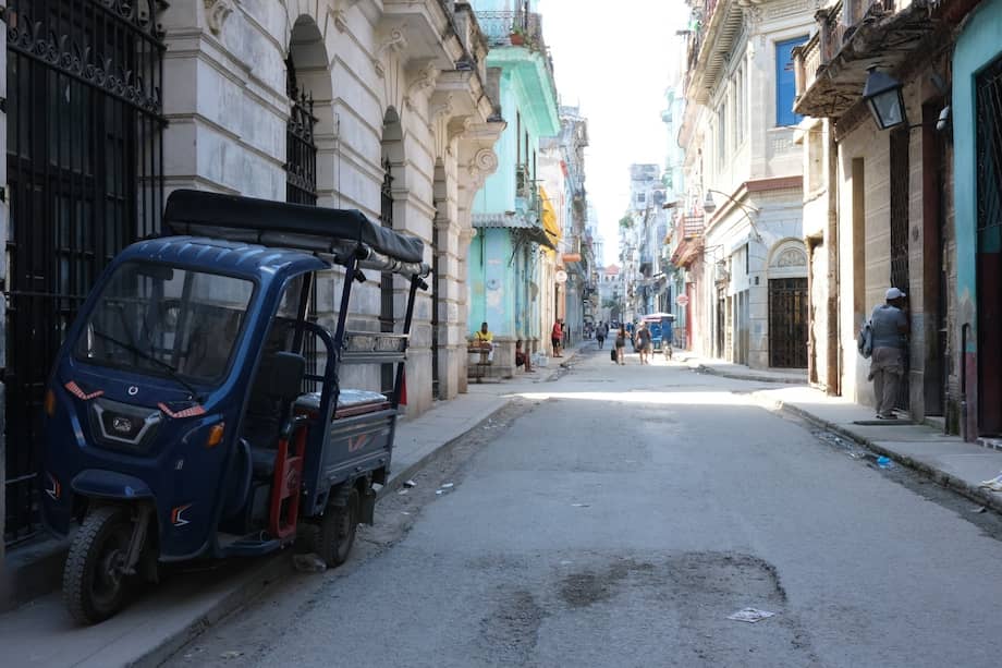 Las calles y los negocios se ven casi vacíos en medio de la escasez de combustible.