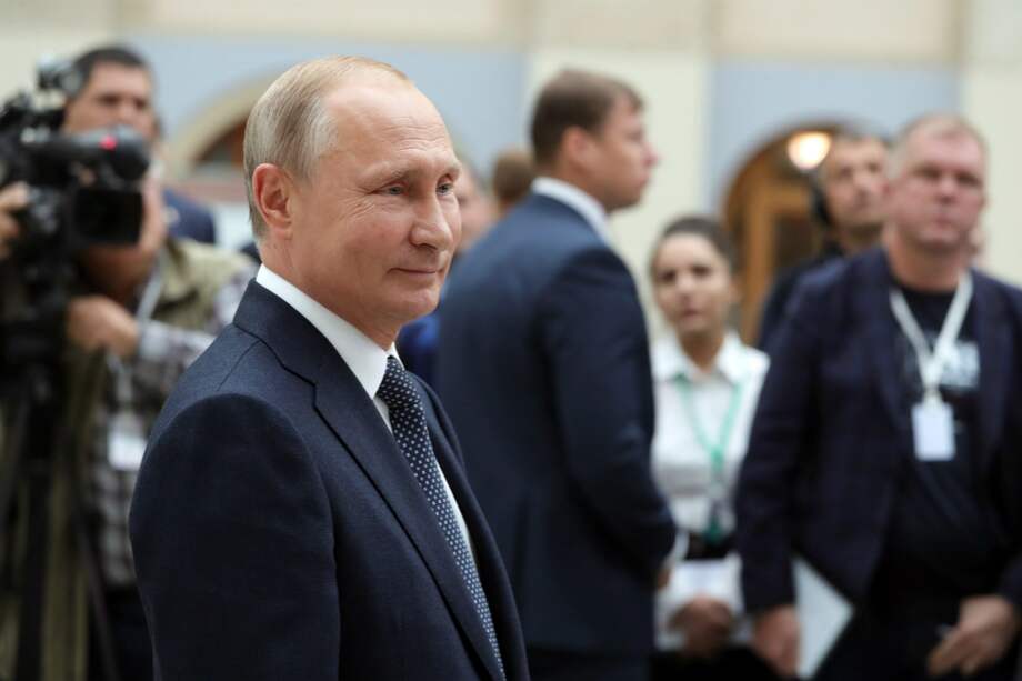 El presidente ruso, Vladimir Putin, ofrece una rueda de prensa tras su tradicional Línea Directa anual emitida desde los estudios televisivos de Gostiny Dvor, en Moscú, Rusia. / EFE