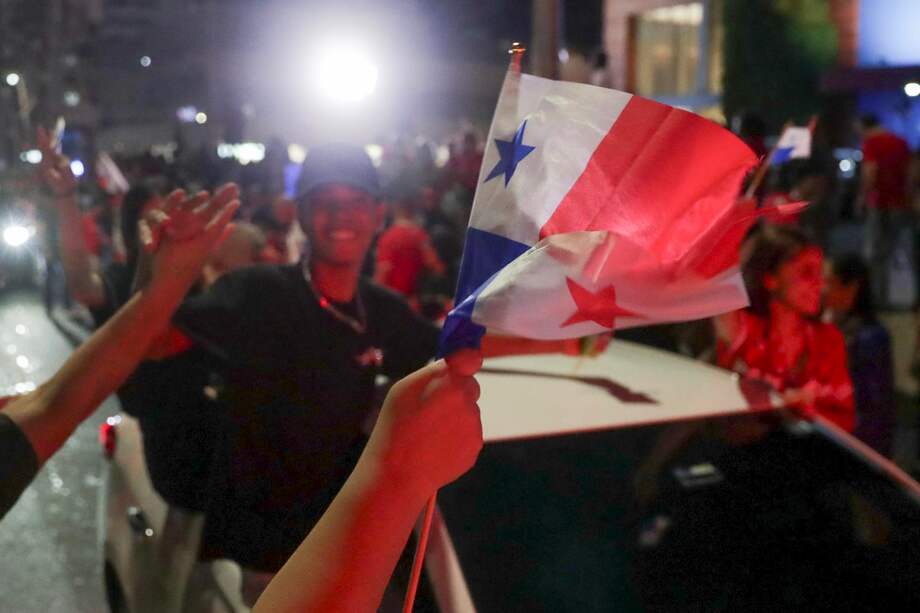 Aficionados de Panamá celebran su clasificación al Mundial de 2026 este martes, en la Ciudad de Panamá (Panamá).