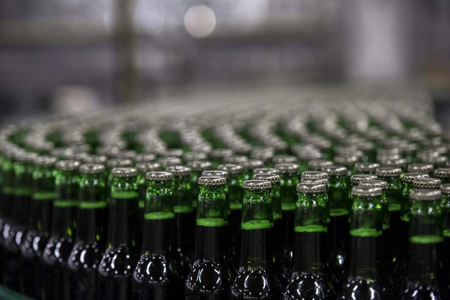 Juntas, AB InBev y SABMiller conformarían la compañía cervecera más grande del mundo. / Bloomberg