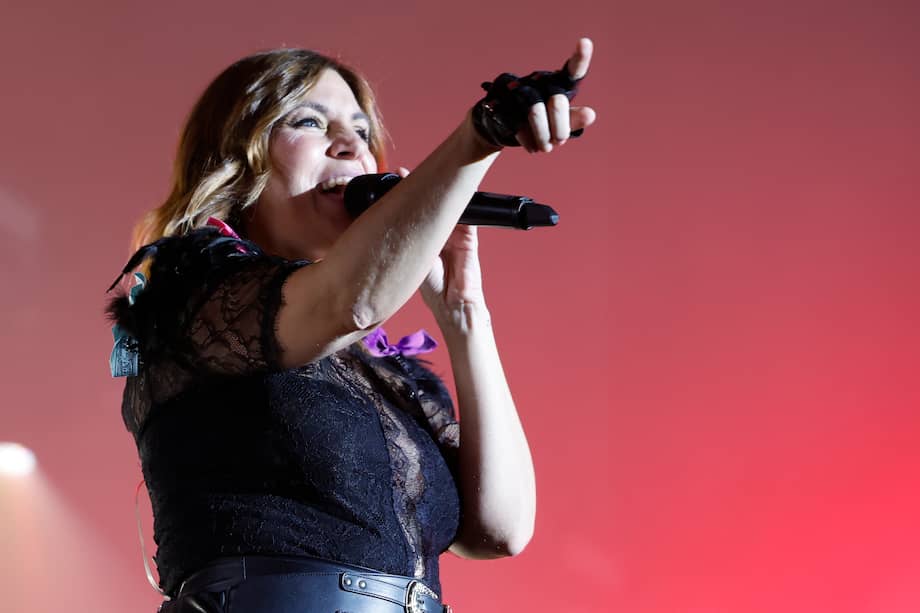 Un momento del concierto de La Oreja de Van Gogh y la cantante del grupo, Leire Martínez, con motivo de las Fiestas del Pilar en Zaragoza, España.