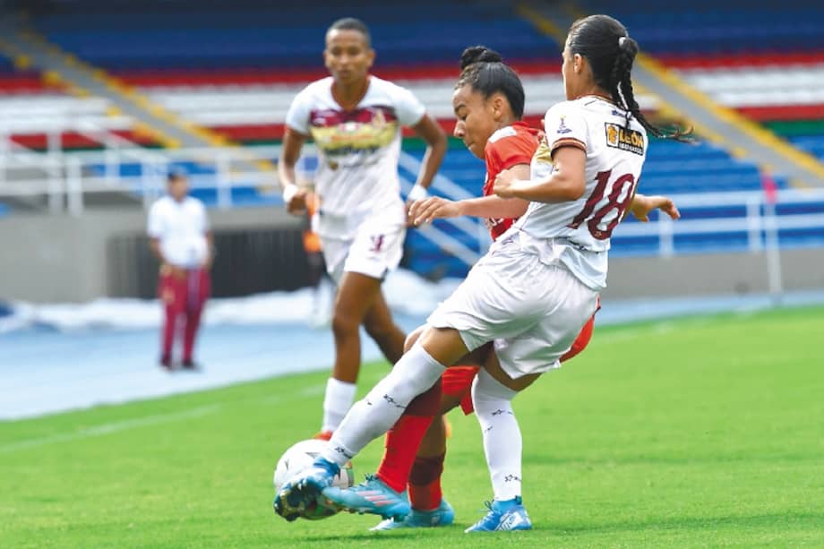 Jugadoras del América y Tolima en acción durante el partido por la fecha 17 como parte de la Liga Femenina BetPlay DIMAYOR 2022 entre América de Cali y Deportes Tolima jugado en el estadio Pascual Guerrero de la ciudad de Cali.