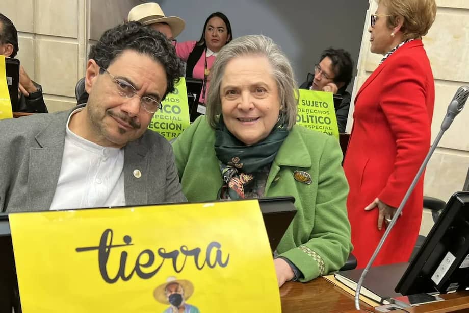 Clara López renunció a su candidatura presidencial para adherirse a Iván Cepeda.